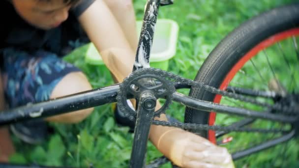 Poika pesee BMX-pyöränsä vedellä ja vaahdolla
 - Materiaali, video