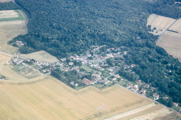 Frankreich 29. Juni 2018 Luftaufnahme der französischen Landschaft in der Nähe von Paris in Frankreich in 10.000 Fuß Höhe am Nachmittag - Foto, Bild