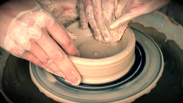 ワーク ショップ陶芸家のホイールで粘土の成形。粘土で汚れた手. - 映像、動画