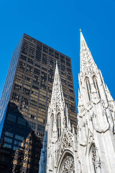 Niski kąt widzenia St Patrick katedry miasta Nowy Jork  - Zdjęcie, obraz