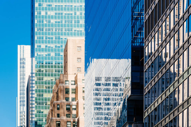 Низький кут зору хмарочосів проти неба в Нью-Йорку - Фото, зображення