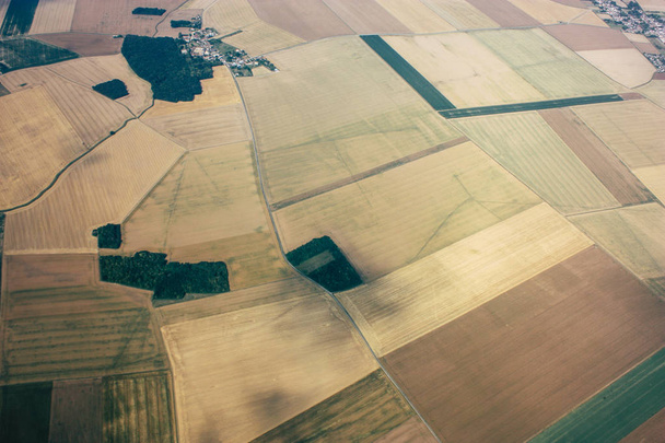 Франция Июнь 29, 2018 Вид с воздуха на сельскую местность Франции возле Парижа во Франции на высоте 10 000 футов во второй половине дня
 - Фото, изображение