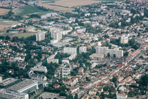 Frankreich 29. Juni 2018 Luftaufnahme von Gebäuden in der Nähe von Paris in Frankreich in 10.000 Fuß Höhe am Nachmittag - Foto, Bild