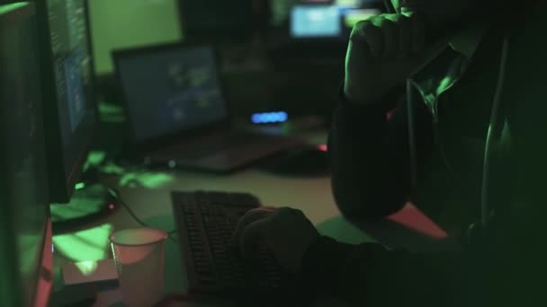 Chapéu preto hacker com capuz trabalhando com várias telas e sistemas de hacking, cibercrime e conceito de segurança
 - Filmagem, Vídeo