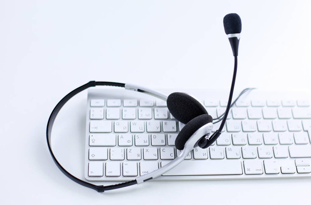 Podpora komunikace, call centra a zákaznické služby helpdesk. VoIP sluchátka na klávesnici počítače notebooky - Fotografie, Obrázek