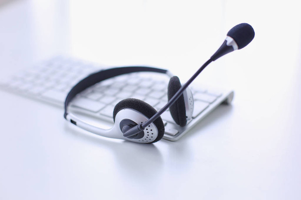 Kommunikationsunterstützung, Call Center und Kundenservice Helpdesk. VoIP-Headset auf Laptop-Computertastatur - Foto, Bild