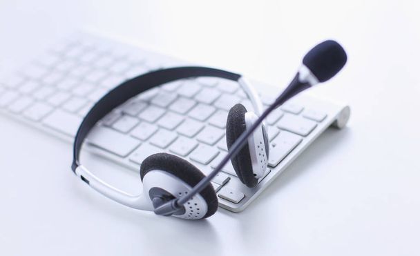 Communicatie support, call center en customer service helpdesk. VoIP hoofdtelefoon op laptop computertoetsenbord - Foto, afbeelding