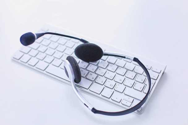 İletişim destek, çağrı merkezi ve müşteri hizmet yardım masası. VoIP kulaklık dizüstü bilgisayar klavye - Fotoğraf, Görsel