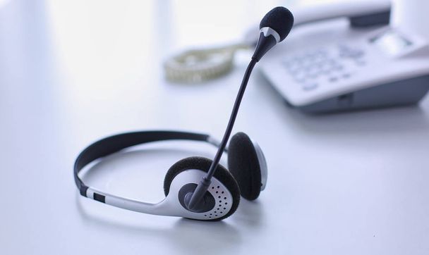 Kommunikationsunterstützung, Call Center und Kundenservice Helpdesk. VoIP-Headset auf Laptop-Computertastatur - Foto, Bild