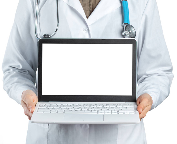Kadın doktor laptop boş ekran ile tutarak - Fotoğraf, Görsel