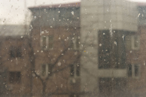 Vista de la ciudad a través de una ventana en un día lluvioso
 - Foto, Imagen