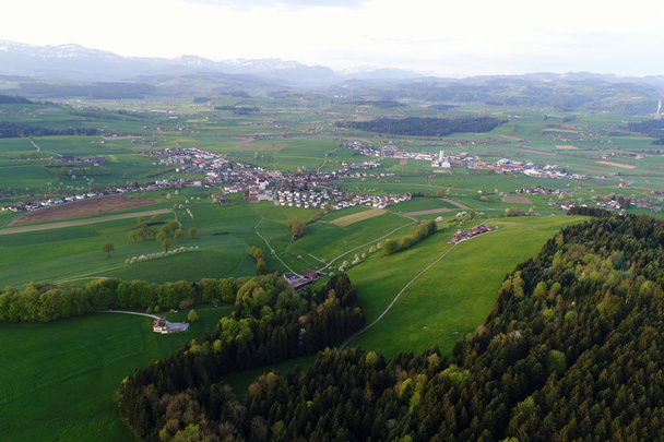 バック グラウンドで Prealps 春中央スイス連邦共和国 - 写真・画像