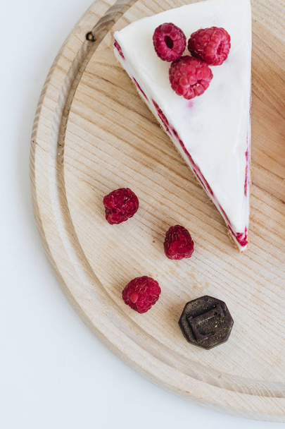 pedazo de delicioso pastel con frambuesas, postre dulce
  - Foto, imagen