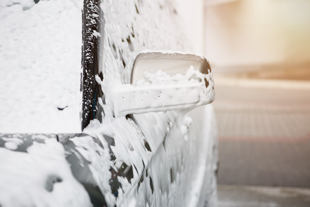 image recadrée de voiture en mousse de nettoyage blanche au lavage de voiture
 - Photo, image