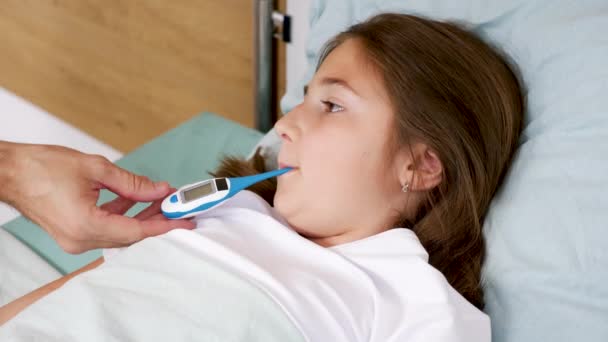 Genç kız hastane yatağında yatan bir sıcaklık onay alır - Video, Çekim