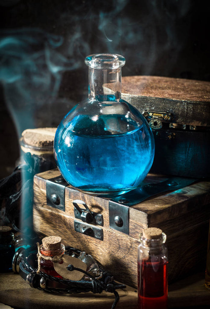 Potion magique bleue avec fumée
 - Photo, image