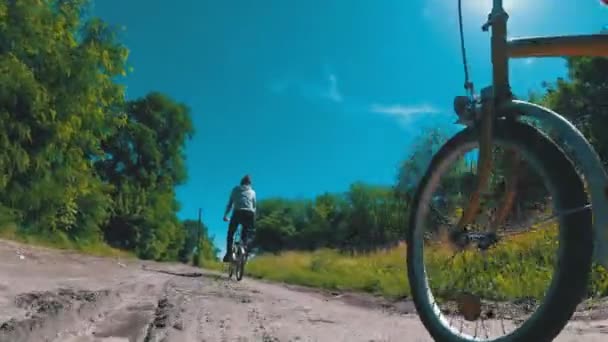 Jonge vrouw Vintage fiets langs een landelijke weg in een dorp - Video