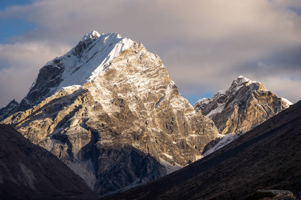 Lobuche east vrchol v ranní východ slunce v Dingboche village, Everest region, Nepál, Asie - Fotografie, Obrázek