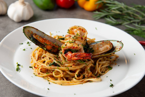aglio olio espaguetis con mariscos
 - Foto, imagen
