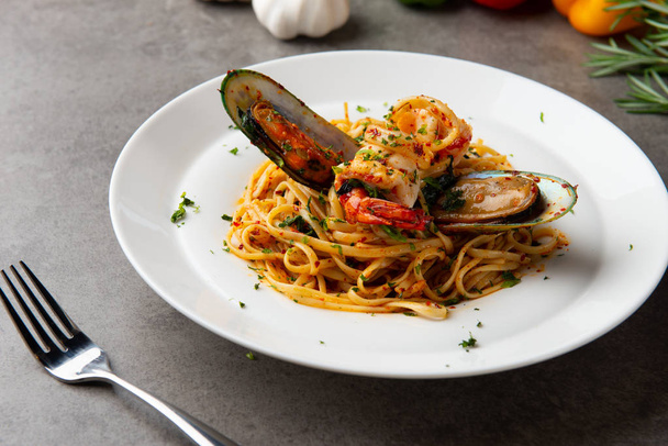 aglio olio spaghetti with seafood - Foto, Imagem