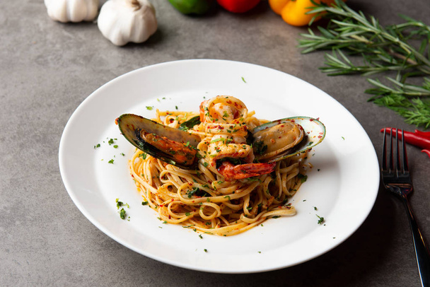 aglio olio spaghetti with seafood - Foto, afbeelding