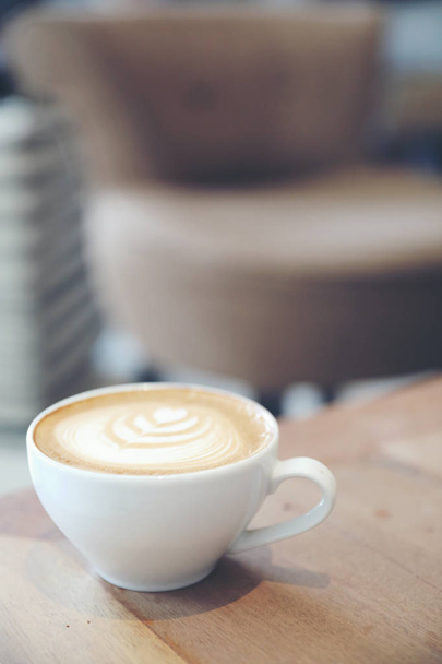 café cappuccino ou Latte art fait à partir de lait sur la table en bois dans un café - Photo, image