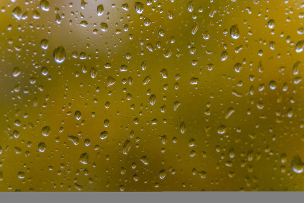 Jesienne szklane okno z kroplami deszczu, tło - Zdjęcie, obraz