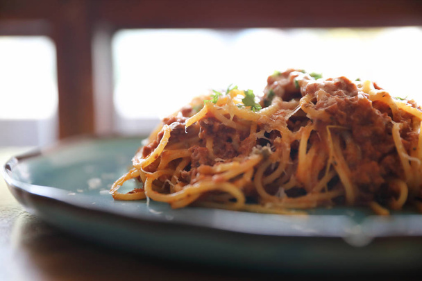 spagetti Bolognese jauhelihalla ja tomaattikastikkeella koristeltu parmesaanijuustolla ja basilikalla, italialainen ruoka - Valokuva, kuva