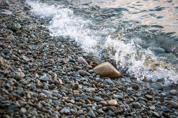 Grandes pierres sur la plage, lavées par le wav
 - Photo, image