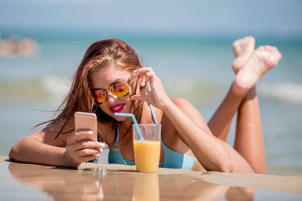 Vacances à la plage d'été fille prenant selfie avec téléphone intelligent
.  - Photo, image