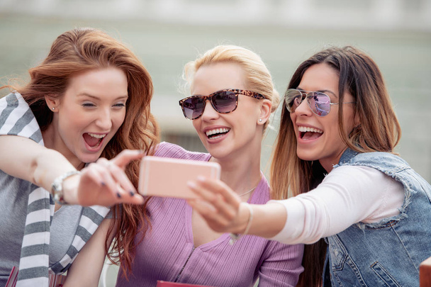 Veselý mladých dospělých přítelkyně přičemž selfie venku - Fotografie, Obrázek