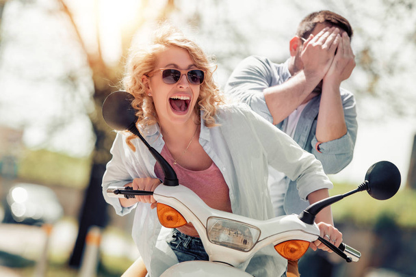 casal alegre se divertindo juntos em scooter
. - Foto, Imagem