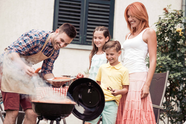 famille ayant barbecue dans le jardin
 - Photo, image