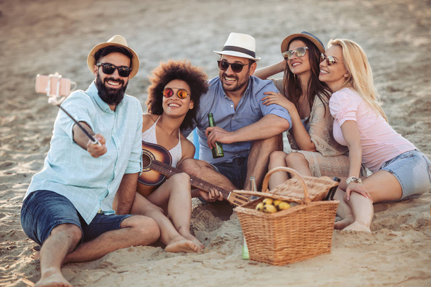 amis prendre selfie sur smartphone à la plage
  - Photo, image