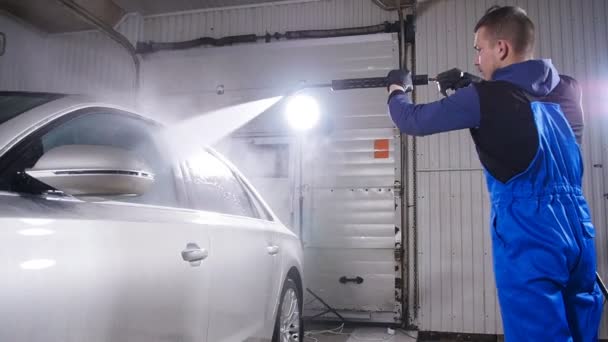Adam araba yüksek basınçlı su ile yıkar - Video, Çekim