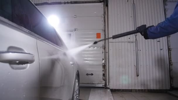 Adam araba yüksek basınçlı su ile yıkar - Video, Çekim
