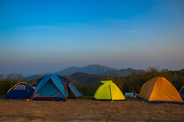 Pola namiotowe turystów na górskich wzgórzach Nern Chang Suek, Kanchanaburi, Tajlandia - Zdjęcie, obraz