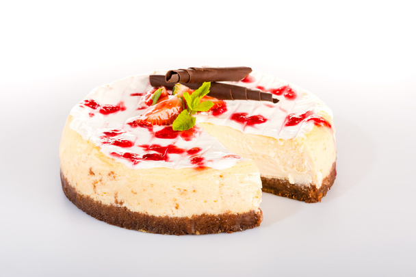 Cheesecake with fresh strawberries tasty dessert - Foto, afbeelding