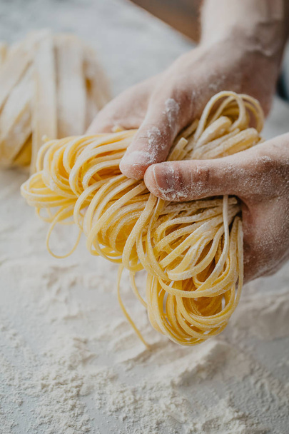 Gros plan sur le processus de fabrication de pâtes maison. Chef faire des pâtes italiennes traditionnelles fraîches
  - Photo, image
