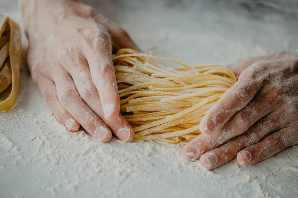 Primer plano del proceso de cocción de pasta casera. Chef hace pasta tradicional italiana fresca
  - Foto, Imagen