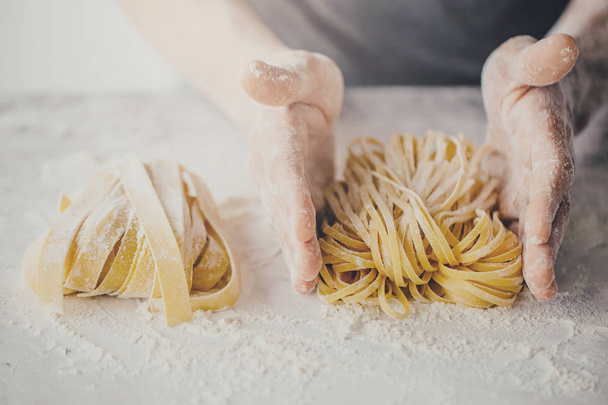 Primer plano del proceso de cocción de pasta casera. Chef hace pasta tradicional italiana fresca
  - Foto, imagen