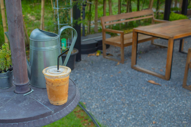 Eiskaffee auf einem Holztisch im Garten. - Foto, Bild