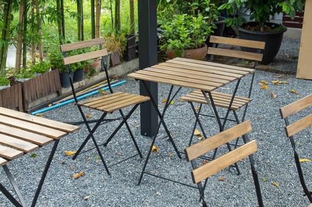 Mesa y sillas de madera en el jardín
. - Foto, imagen