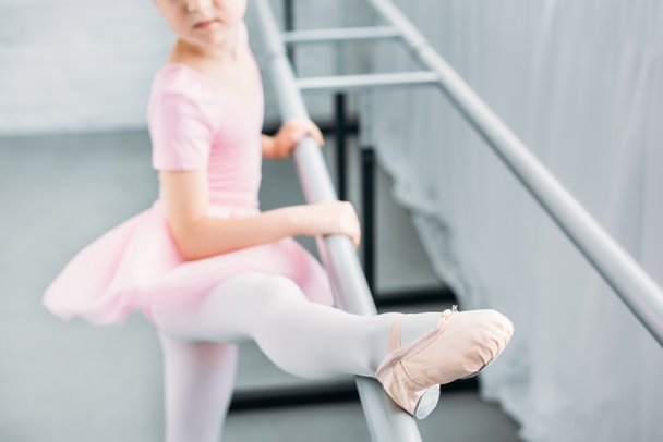focus selettivo del bambino in tutù rosa che si esercita nella scuola di balletto
 - Foto, immagini
