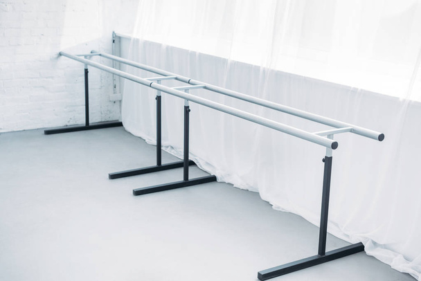 high angle view of dancing barre in empty ballet studio - Zdjęcie, obraz