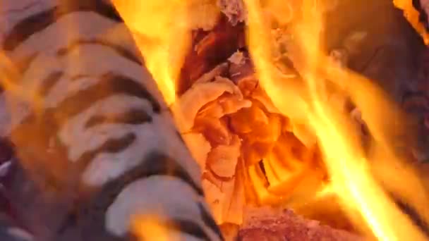 Nahaufnahme glühender Flammen aus Holzkohle und Brennholz im Ofen. Abstrakte Hintergründe - Filmmaterial, Video
