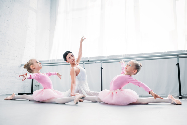 aranyos kis ballerinas stúdióban balett oktatás fiatal balett-tanár - Fotó, kép