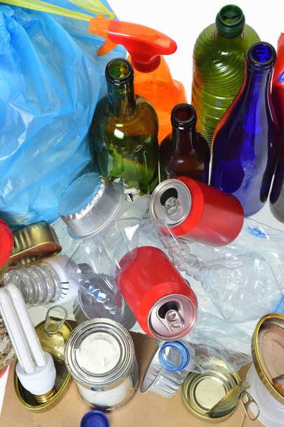 缶、ペットボトル、ガラス瓶、カートン、tetrabrik、缶、電球から成るゴミ - 写真・画像