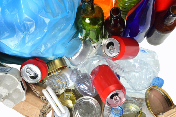 мусор, состоящий из банок, пластиковых бутылок, стеклянной бутылки, коробки, тетрабрика, банок и лампы
 - Фото, изображение