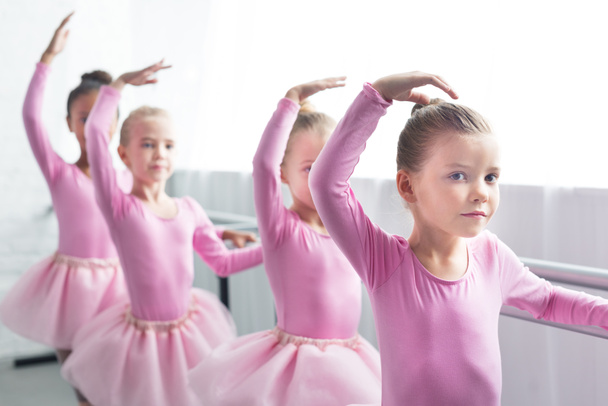 hermosos niños en faldas de tutú rosa bailando en la escuela de ballet
 - Foto, Imagen